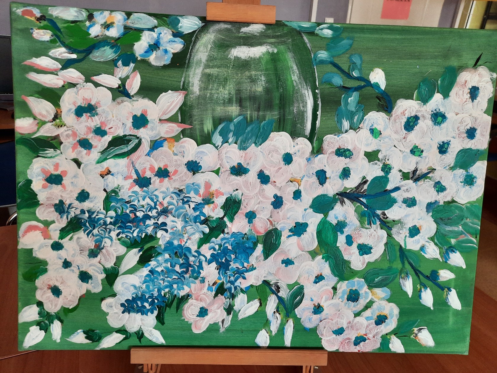 Obraz - Kwiaty w odcieniach bieli i błękitu w wazonie na zielonym tle.